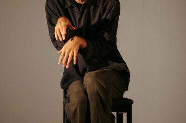RASMUS JØRGENSEN – Idle Hands  |  Claen, simple  |  Men in chairs (2005)