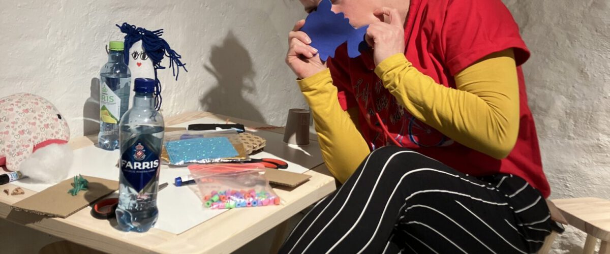 AGA KLOS – Kreativt verksted for barn: Usynlig; overlevelseskunst gjennom kamuflasje AGA KLOS – Kreativt verksted for barn: Usynlig; overlevelseskunst gjennom kamuflasje